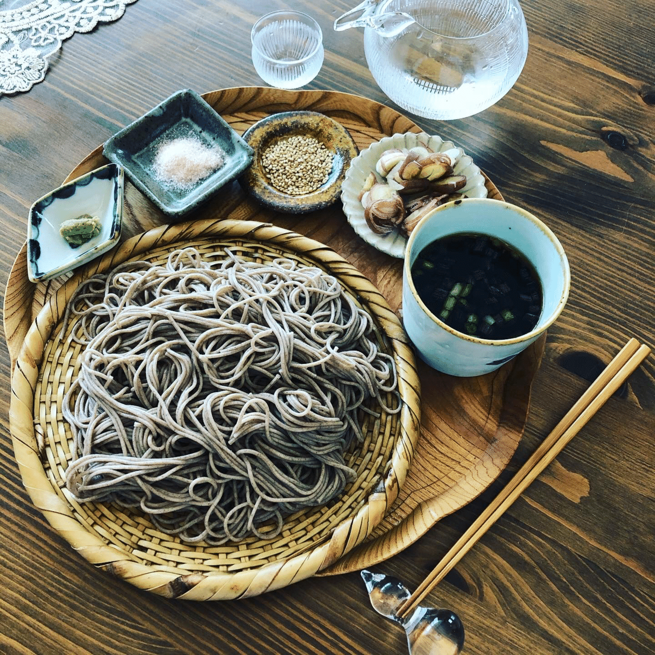 今日のお昼は蕎麦ランチ ワサビ 塩 ごま 茗荷 ネギ と 味変薬味たくさんで昼から冷酒をチビチビと 立派なおっさんの休日笑笑 いわはらいずみ 選本家 Note