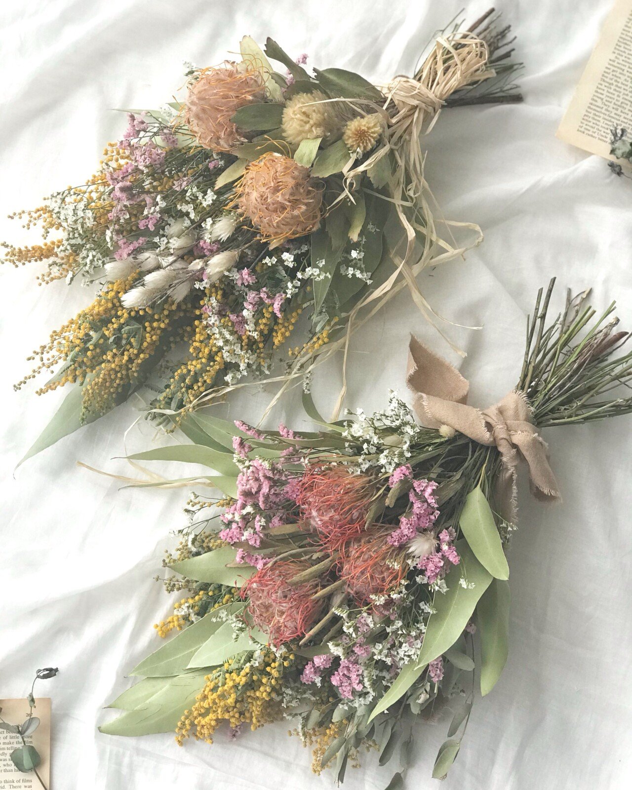 日差しが柔らかいといい感じの写真が撮れます プリザーブドフラワーはパシッとした撮り方 ドライフラワーはナチュラルな撮り方が合うような気がするんだけどどうなんだろ 好みかな ワイルドフラワーとミモザのスワ Lee Love Life Note