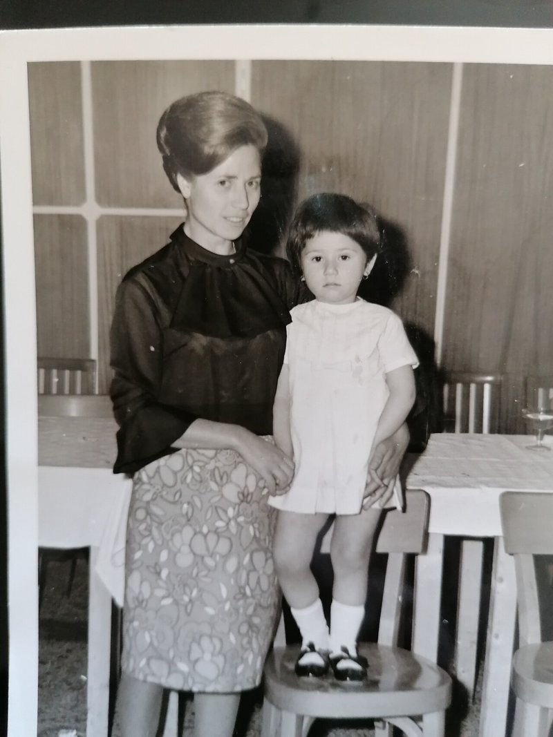 ビーハイヴはお好き 60sイタリア一般女性のヘアスタイル図鑑 白旗寛子 マテーラ在住 伊和翻訳 Note