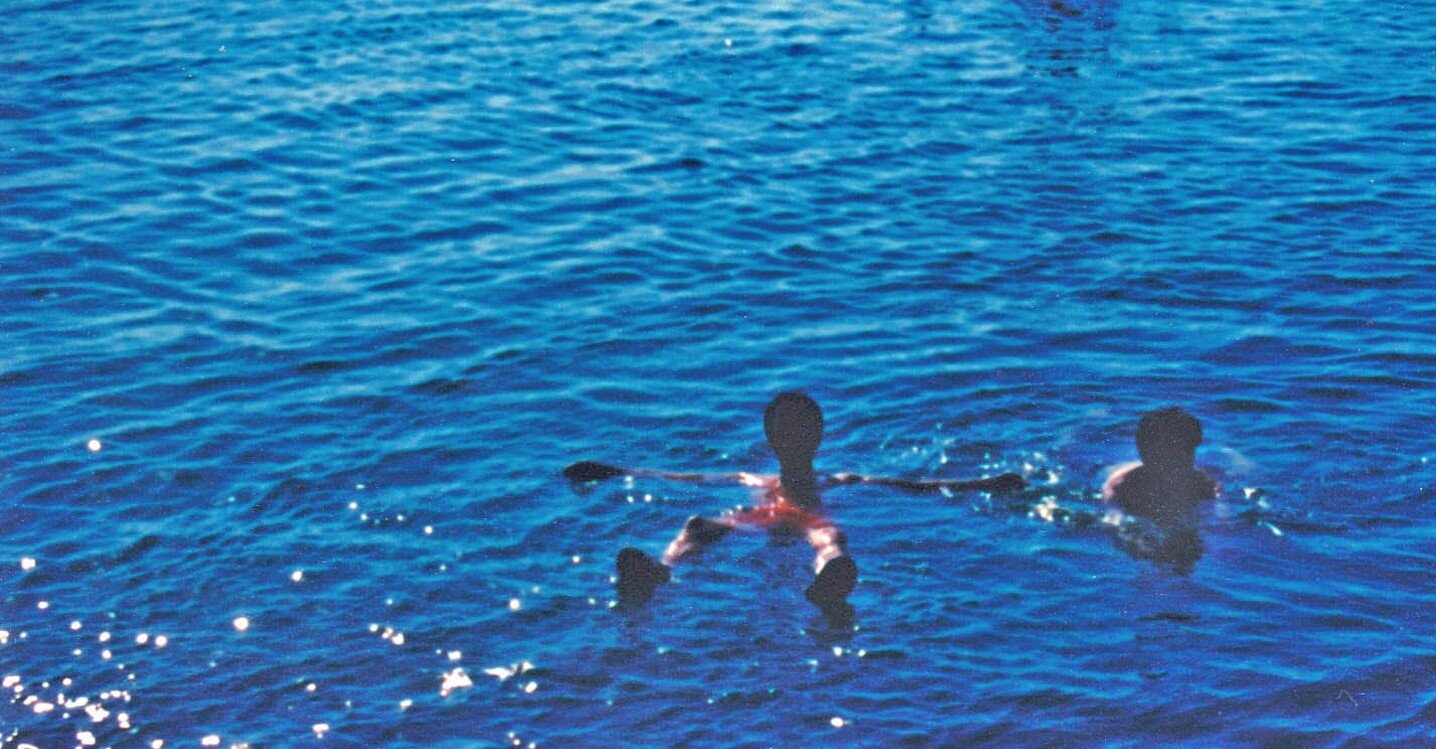 64 水着女性に群がるヨルダン星人＠ヨルダン・死海｜Masa@kamejikan