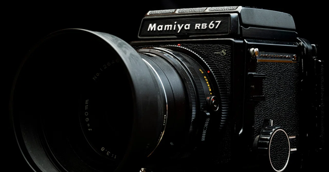 Mamiya RZ67 Pro2 標準レンズ110mm付（スタジオを飛び出した、67判の 