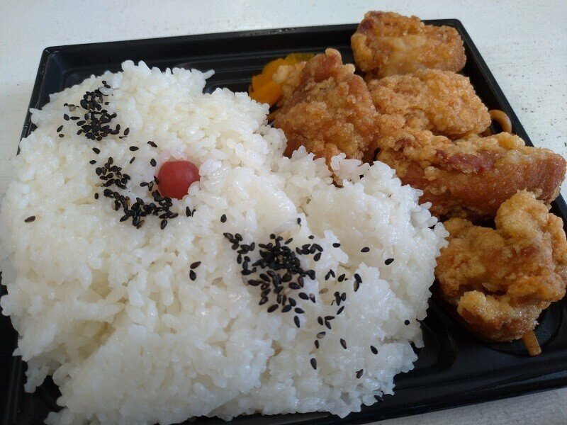 新大阪 西中島南方の メガ盛りマンモス弁当 で塩味の特製からあげ弁当を購入してお昼ご飯 通常税込み690円ですが 平日ランチ帯は税込540円とワンコイン 税以下 ライスは550gのメガ盛りまで無料で 腹 まるぞう Note 新大阪 西中島南方の メガ盛りマンモス弁当 で塩味の特製からあげ弁当を購入してお昼ご飯 通常税込み690円ですが 平日ランチ帯は税込540円とワンコイン 税以下 ライスは550gのメガ盛りまで無料で 腹 まるぞう Note