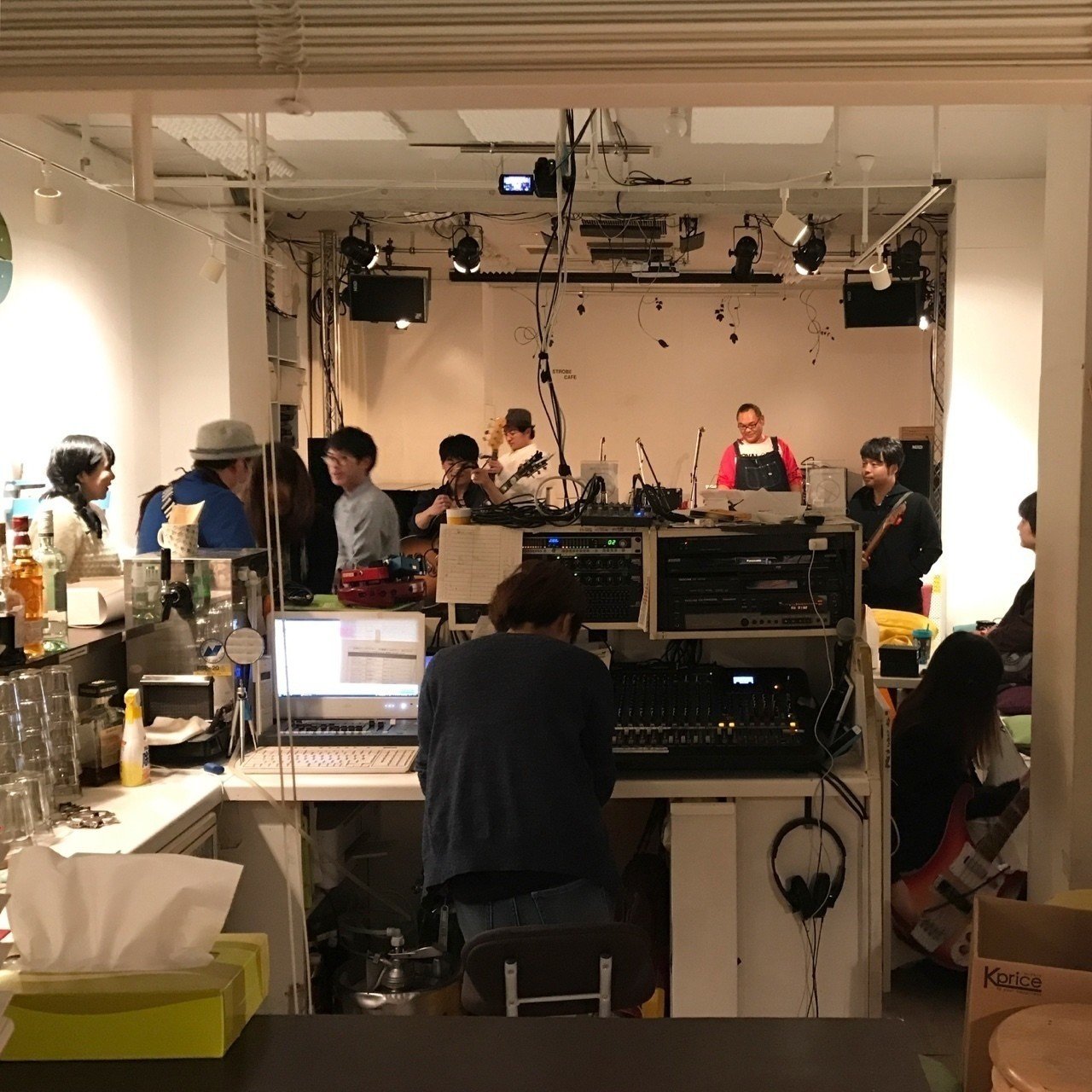 PAブースの後ろからみんなを隠し撮りしてみました(笑)。 画像5