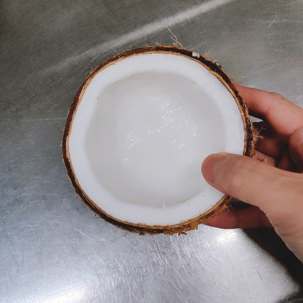 ココナッツの中身を飲んでみました｜修家大雄 /レストラン ラ・フェ