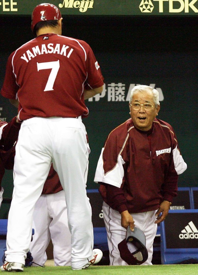 本塁打を放った山崎武司（左）を最敬礼で迎える野村監督（０６年６月、東京ドーム）