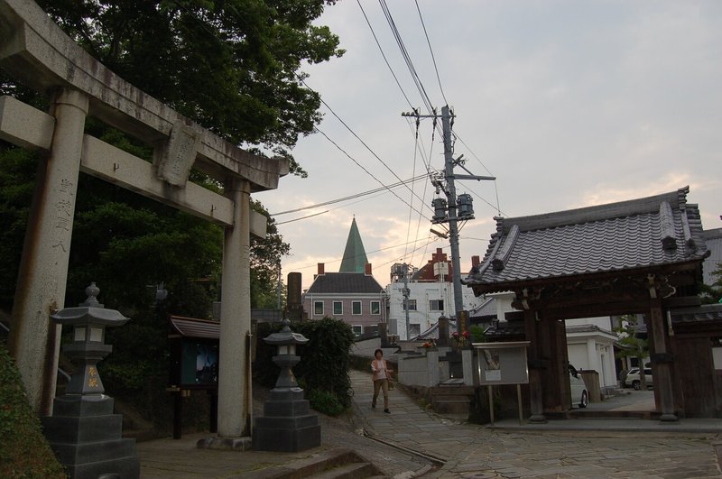 06教会、お寺、神社が隣接する祈りの三角ゾーン