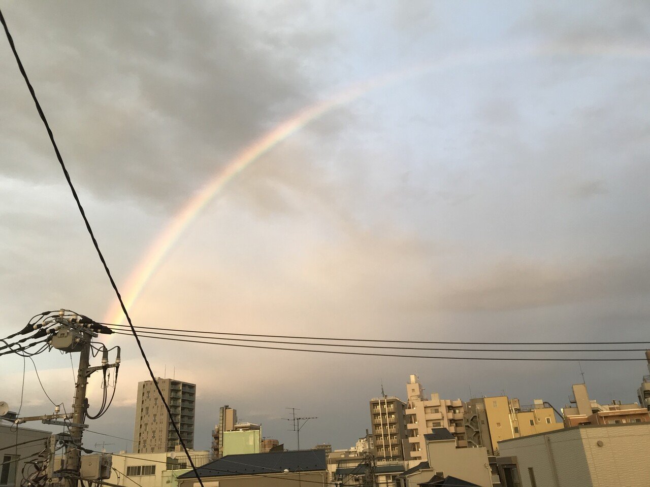虹 昨日の話 帰宅後 キッチンで夕飯の準備をしようとしてたら外が明るくなったのですぐさま出窓を開けるとレインボー この東側の出窓から見た虹は何回目だろう 窓の外では虹に歓声を上げる子どもたちの まーじゅさん Note 虹 昨日の話 帰宅後 キッチンで夕飯の準備をしようとしてたら外が明るくなったのですぐさま出窓を開けるとレインボー この東側の出窓から見た虹は何回目だろう 窓の外では虹に歓声を上げる子どもたちの まーじゅさん Note
