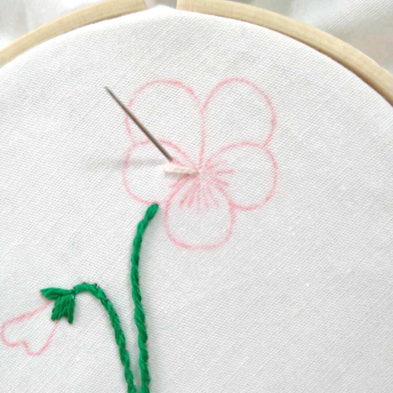 ビオラの花の刺繍ハンカチキットを作ろう* ステップ5 〜ビオラの花の