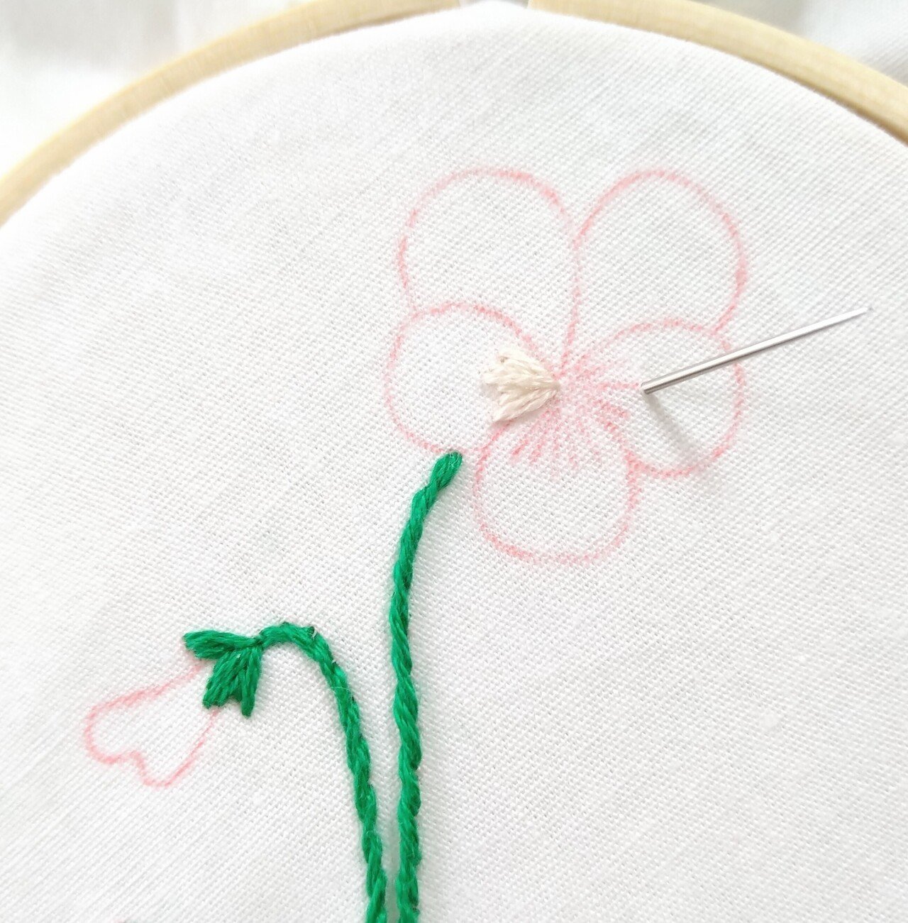 ビオラの花の刺繍ハンカチキットを作ろう* ステップ5 〜ビオラの花の