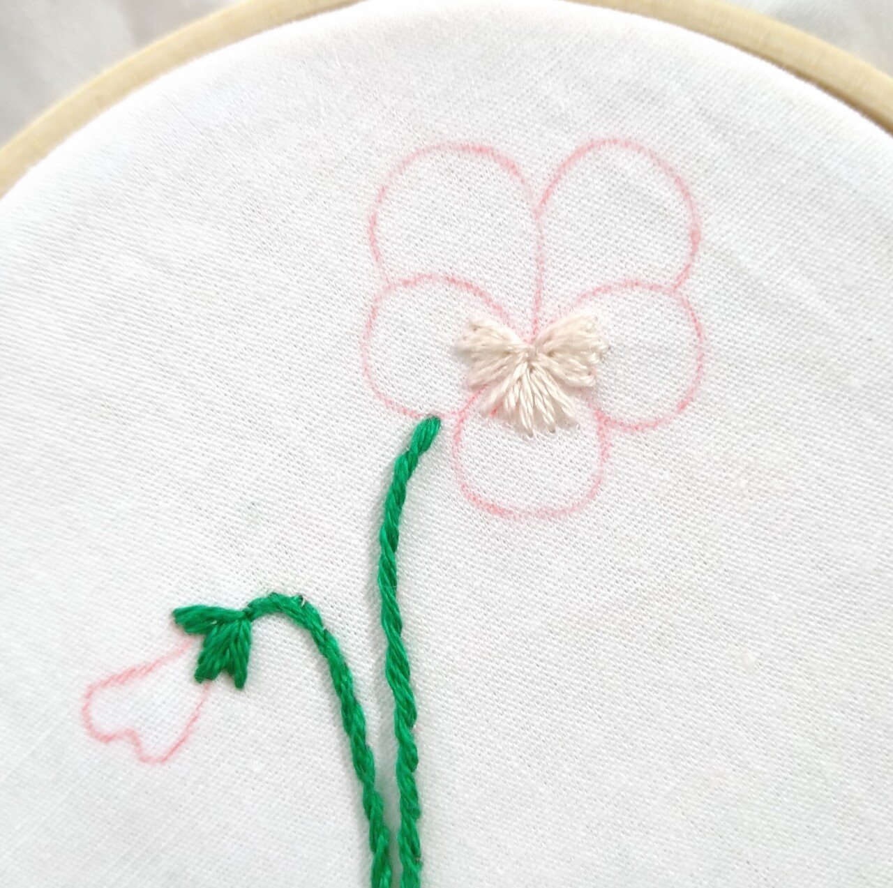 ビオラの花の刺繍ハンカチキットを作ろう* ステップ5 〜ビオラの