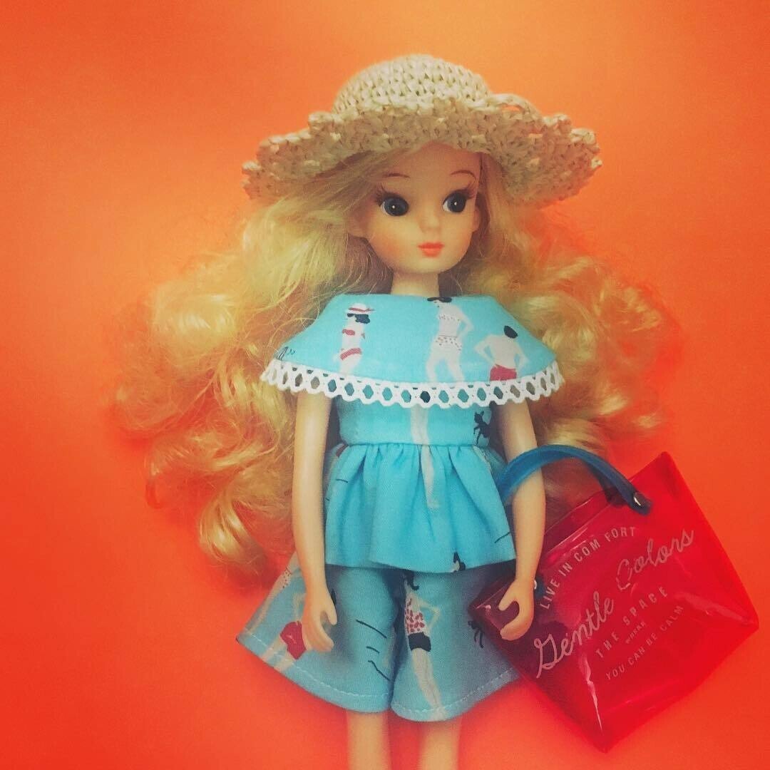 we girls can do anything”「私たち女の子は何でもできる」 /ドール服