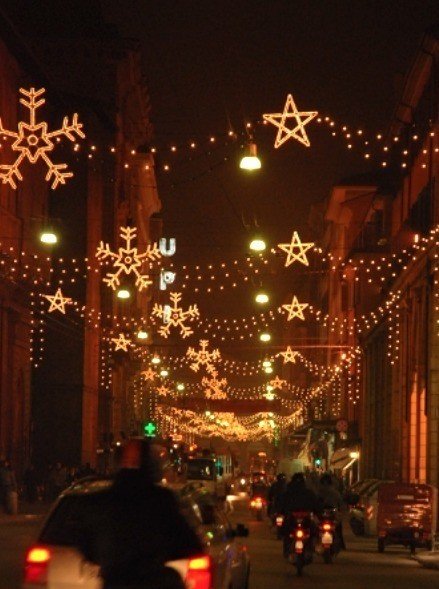 夜が早く暗くなるこの季節 街が綺麗なんですよ これはボローニャ クリスマスプレゼント という名の家族の潤滑油 買い始めないとな 息苦しさとか辛さ以外をうまく書きたい ワダシノブ イラスト マンガ Note