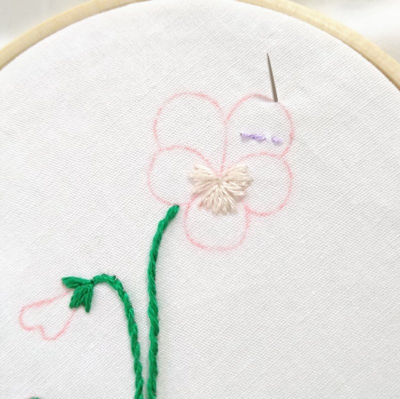 ビオラの花の刺繍ハンカチキットを作ろう ステップ6 ビオラの花の刺繍2 Apostrophe S 刺繍雑貨作家 Note