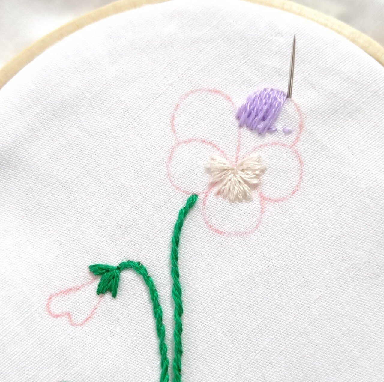 ビオラの花の刺繍ハンカチキットを作ろう* ステップ6 〜ビオラの