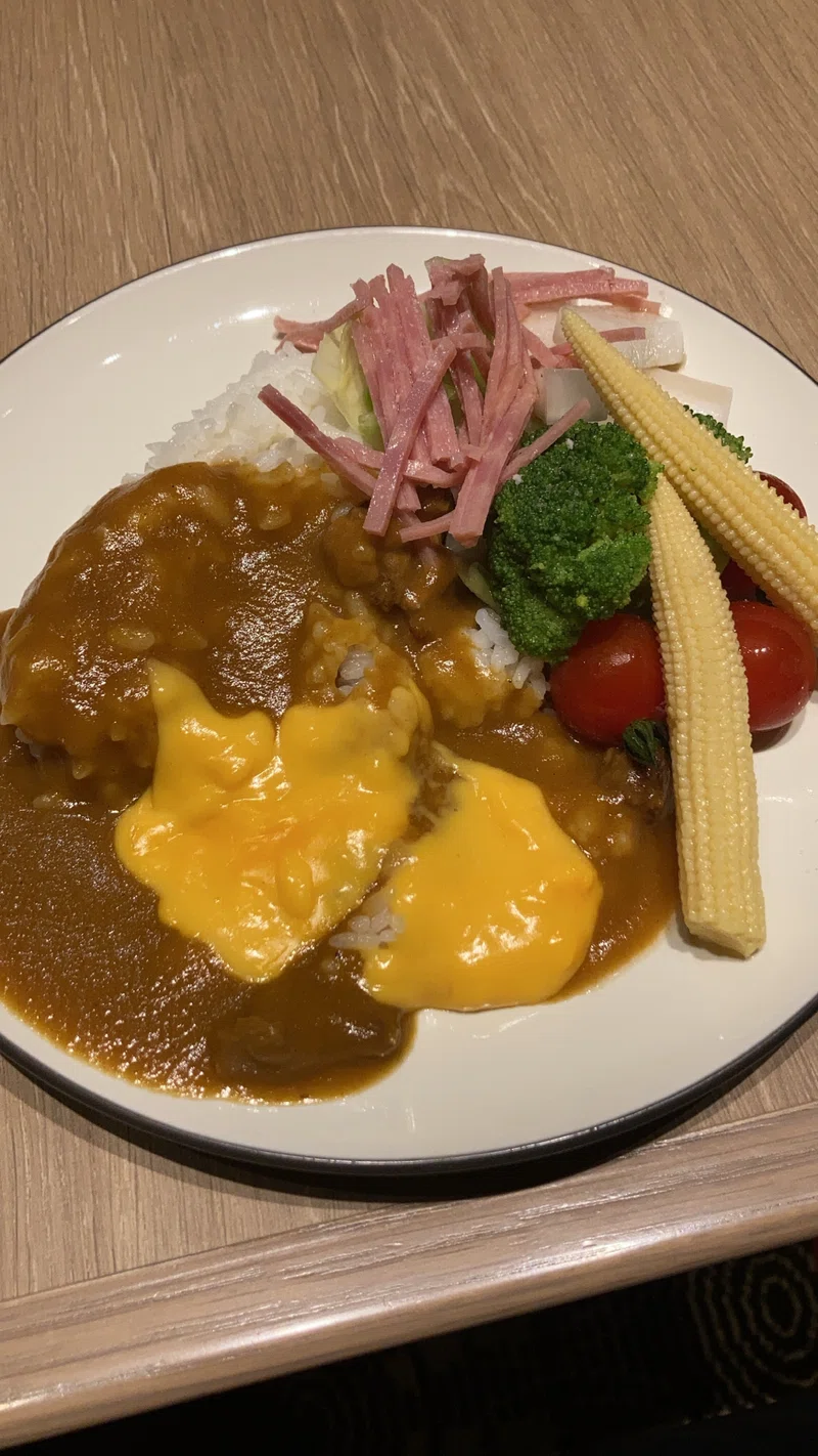 ２皿目は 撮り忘れ 3皿目は絶品カレー シズラー国際フォーラム 谷本健誌 Note