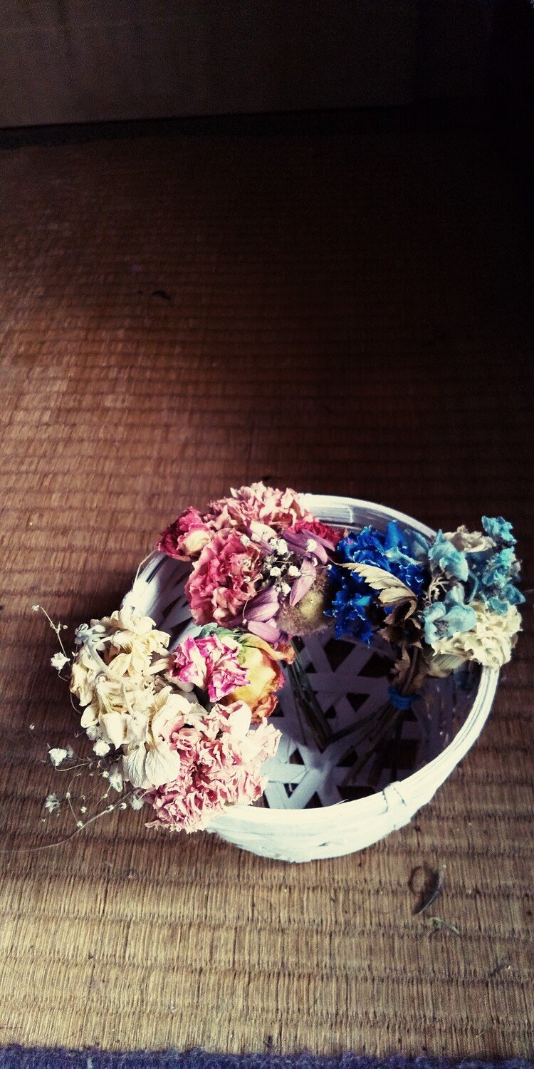 天国の愛犬のためにいただいたお花を、小さな花束に変えてお供えした。喜んでくれるかな。