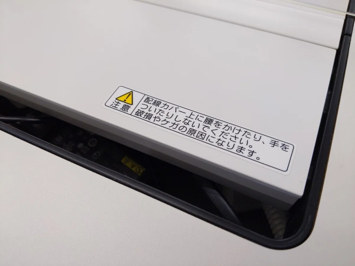 テーブルに腰掛け2