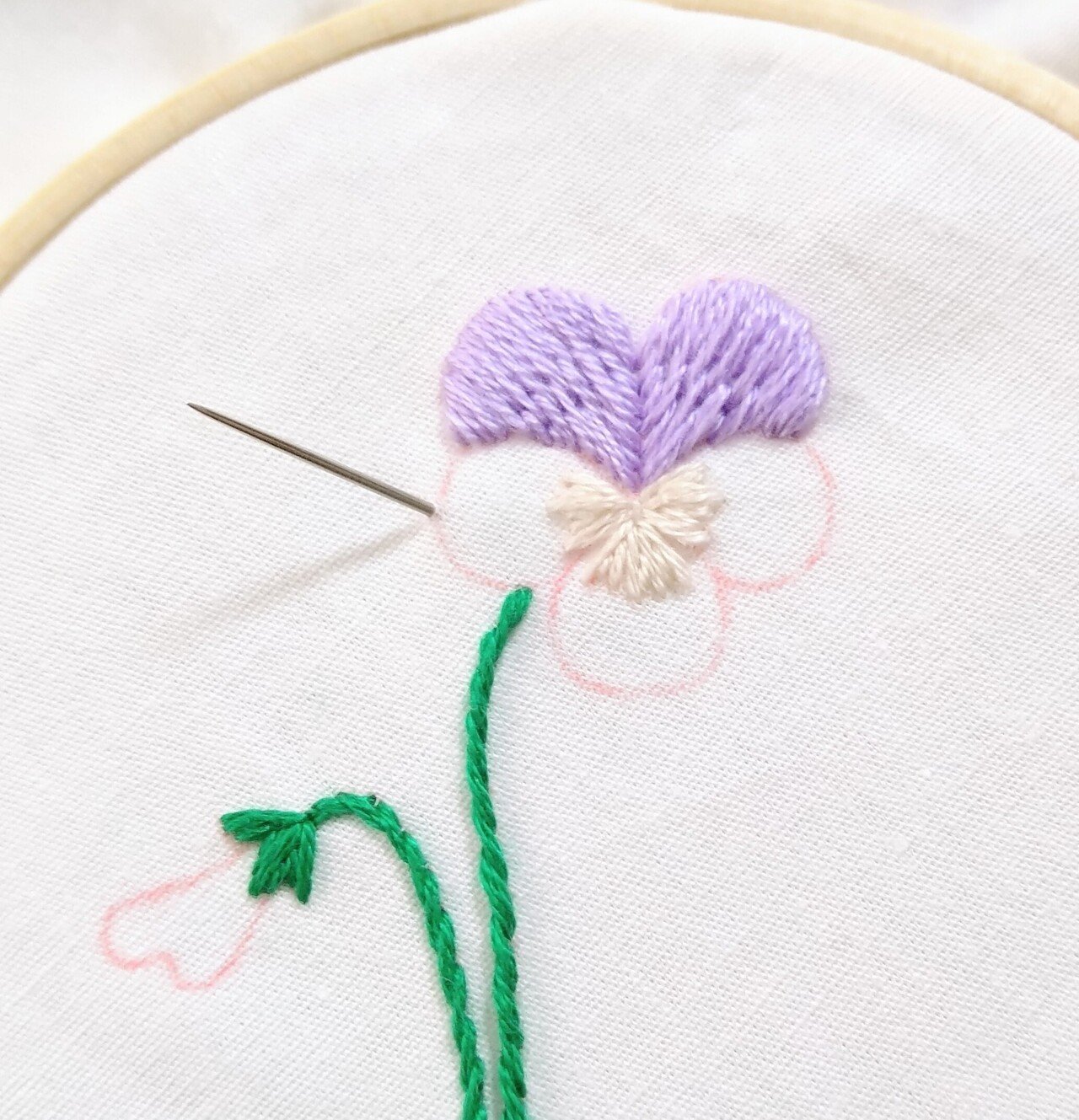 ビオラの花の刺繍ハンカチキットを作ろう* ステップ7 〜ビオラの花の