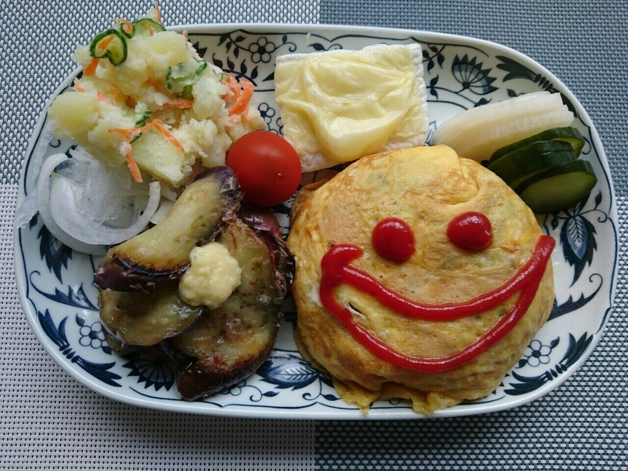 夕ご飯は焼きナス ポテトサラダ ハンペンチーズ焼き 大根とキュウリのぬか漬け オムライス なめこ汁 ๑ ๑ ﾓｸﾞﾓｸﾞ ウズ Note