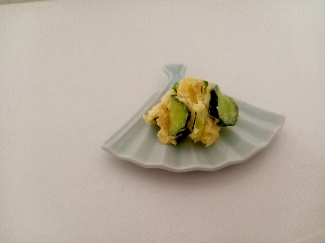 最近 ポテトサラダに 秋田県の燻製された大根の漬物 いぶりがっこ を入れてます そのまま食べると煙臭いですが ポテトサラダに加えると 燻製の香りもいい塩梅になり 大人な味に変化します Saya Note