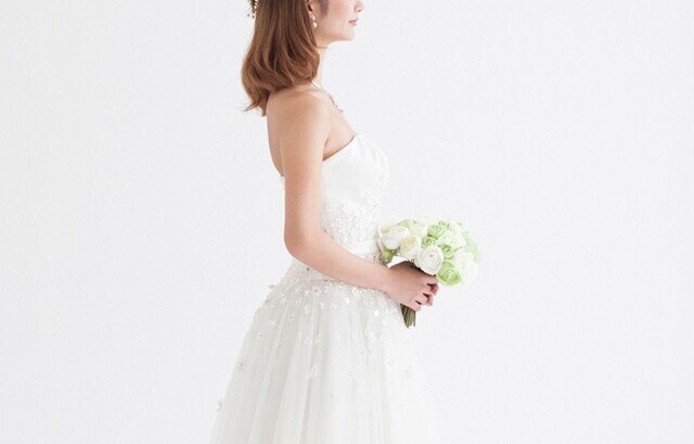 花嫁姿を美しく見せる ウェディングブーケの正しい持ち方って 結婚に憧れたっていいじゃない Note