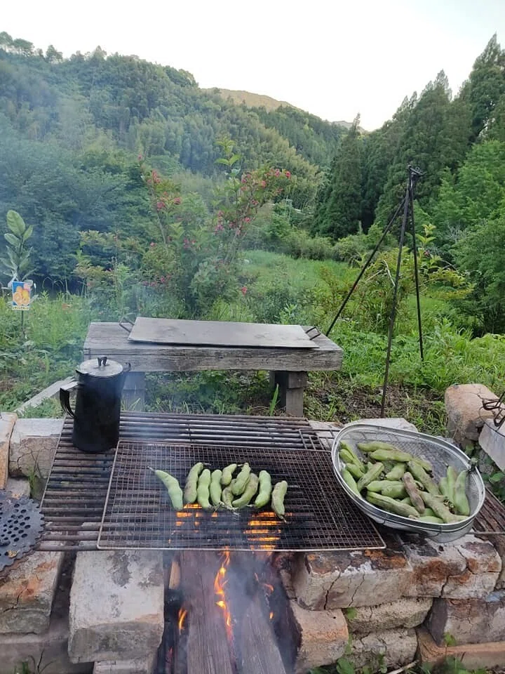囲炉裏で唐豆を焼く 直火 鞘付きで焦げるまで 3リッター1300円の スペイン赤ワイン 赤村妖怪屋敷の夕べ 室内からカントリー いいぞー うまいぞ 浦野かずのり Note