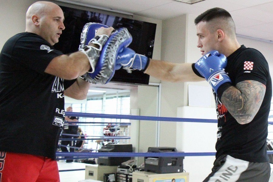 K 1 乱闘 暴言 ベルト強奪 イブラヒム エル ボウニが前日会見で大暴れ 明日ベルトは俺のものになる お前らは寿司でも食ってろ 11 23 木 祝 K 1 World Gp さいたま ゴング格闘技 Note K 1 乱闘 暴言 ベルト強奪 イブラヒム エル ボウニが前日会見で大暴れ 明日ベルトは俺のものになる お前らは寿司でも食ってろ 11 23 木 祝 K 1 World Gp さいたま ゴング格闘技 Note