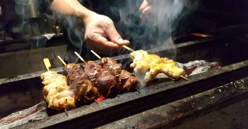 煙もくもくの中の焼き鳥にビール🍺っていいね