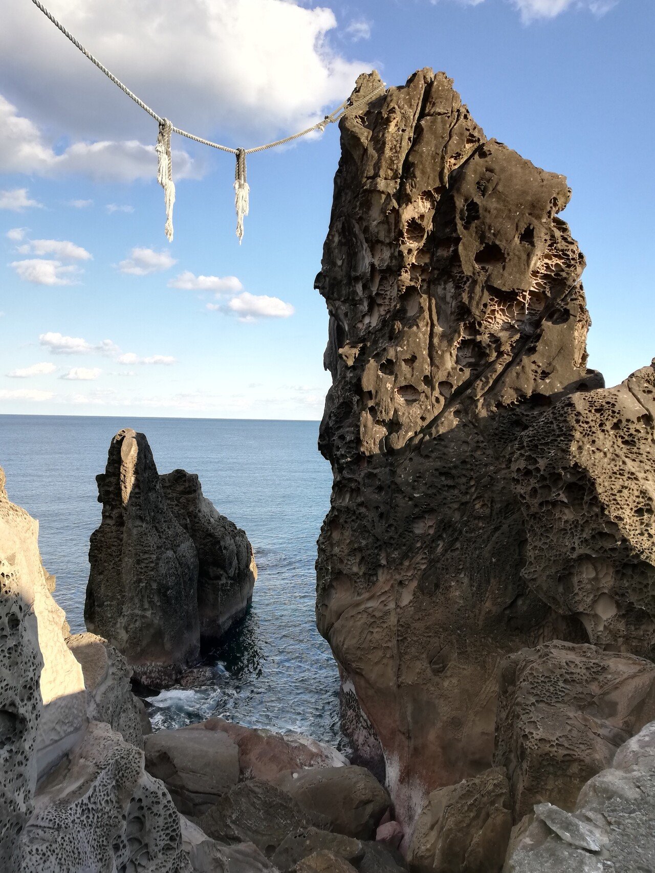 高知県室戸市にある、「鹿丘の夫婦岩（かぶかのみょうといわ）」｜池田