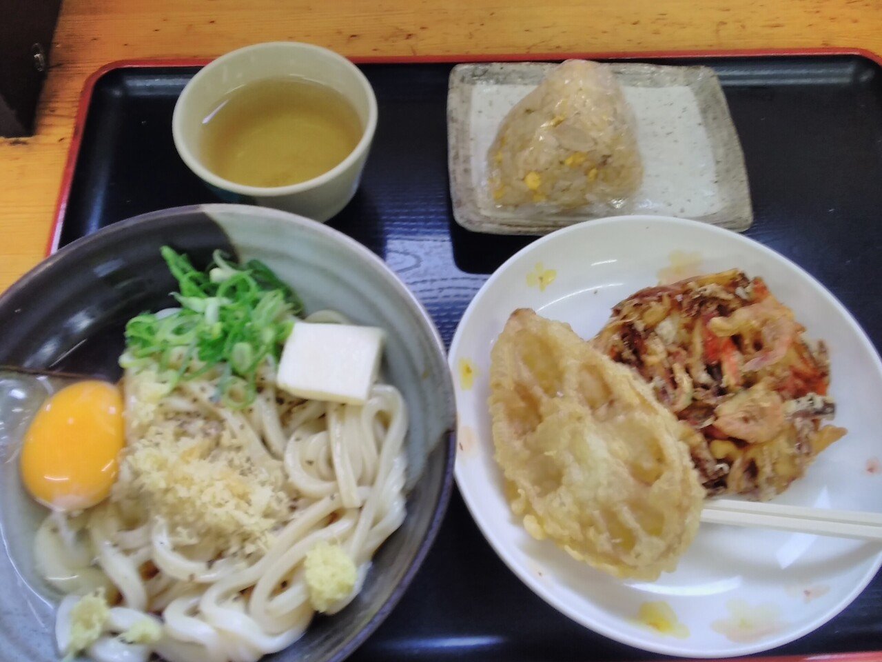 坂出市の讃岐うどん やなぎ屋 で 釜玉バターうどん 炒飯のおむすび かき揚げ ハスの天ぷらなど 頂きました 生卵とバターとうどん の組み合わせ 初めて食べました 意外に出汁にマッチして 美 Huban Note