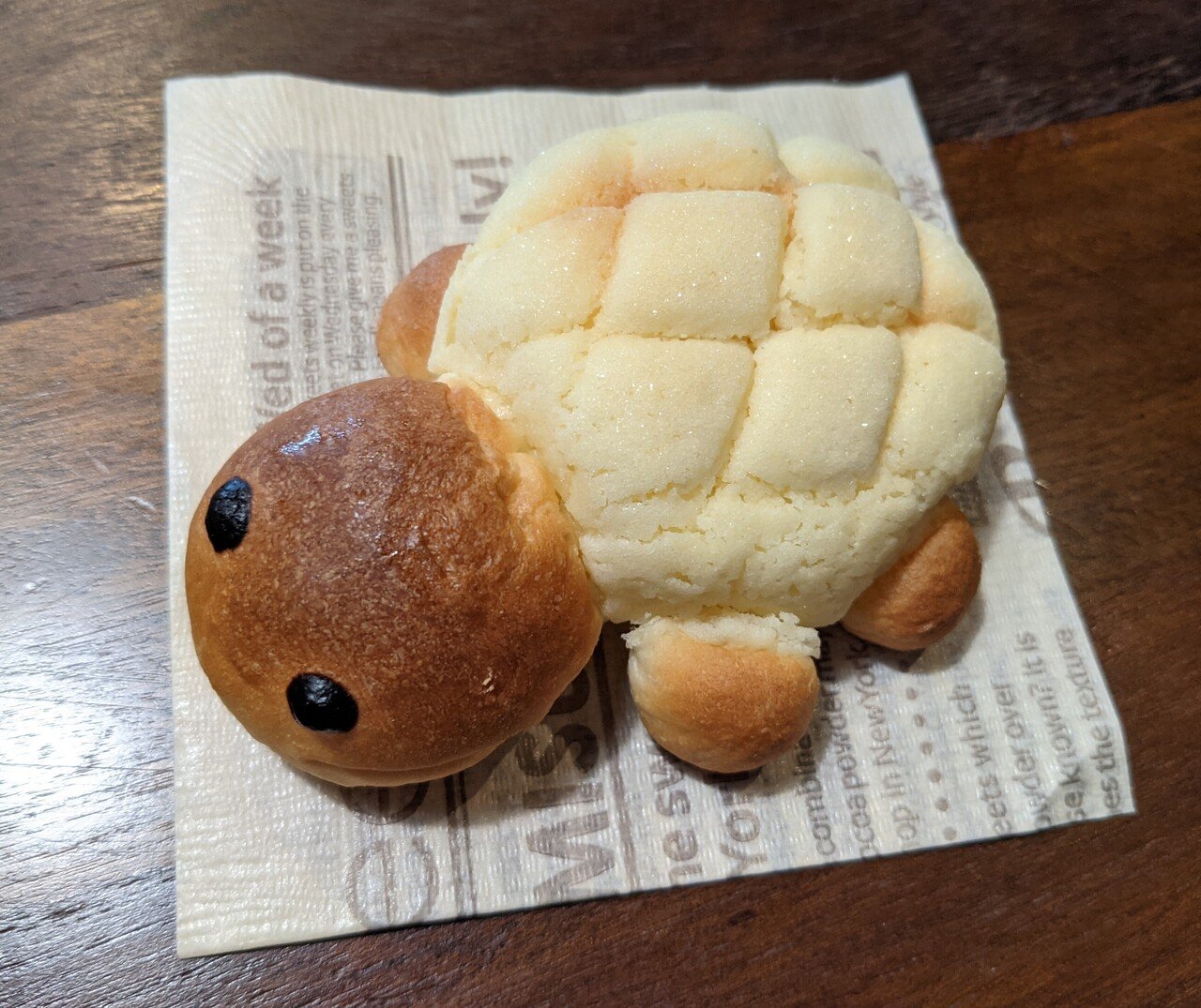 息子の朝ごはんに買った かめろんぱん 普通のメロンパンは食べるのに こちらは断固拒否 どうも息子には 可愛いカメ に見えるけど 可愛いパン には見えないらしいです 子どもの心って もももさん Note