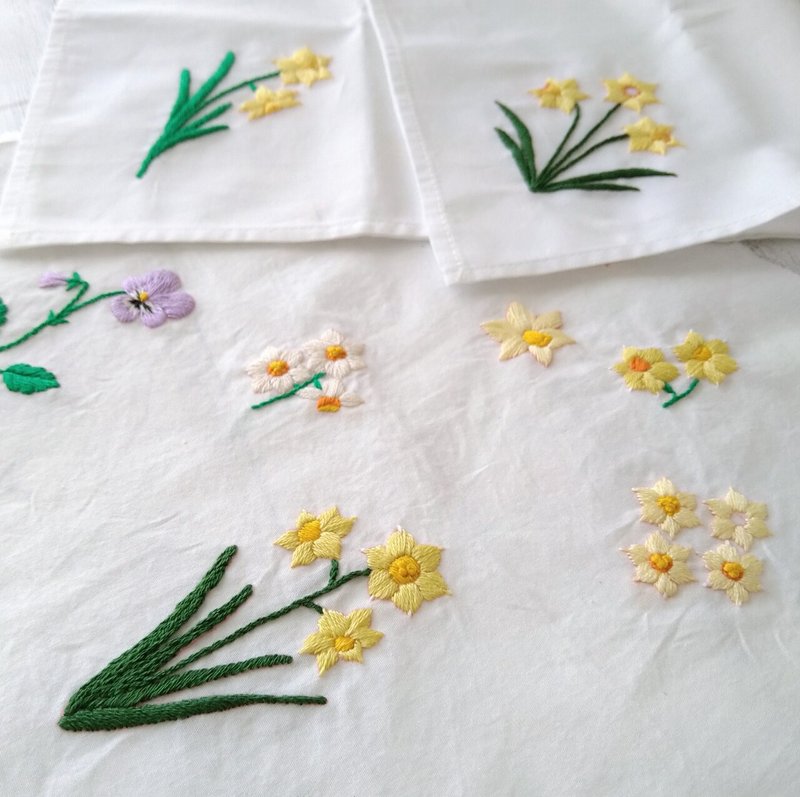 新しい花の刺繍図案を制作しています 制作ノート Apostrophe S 刺繍雑貨作家 Note