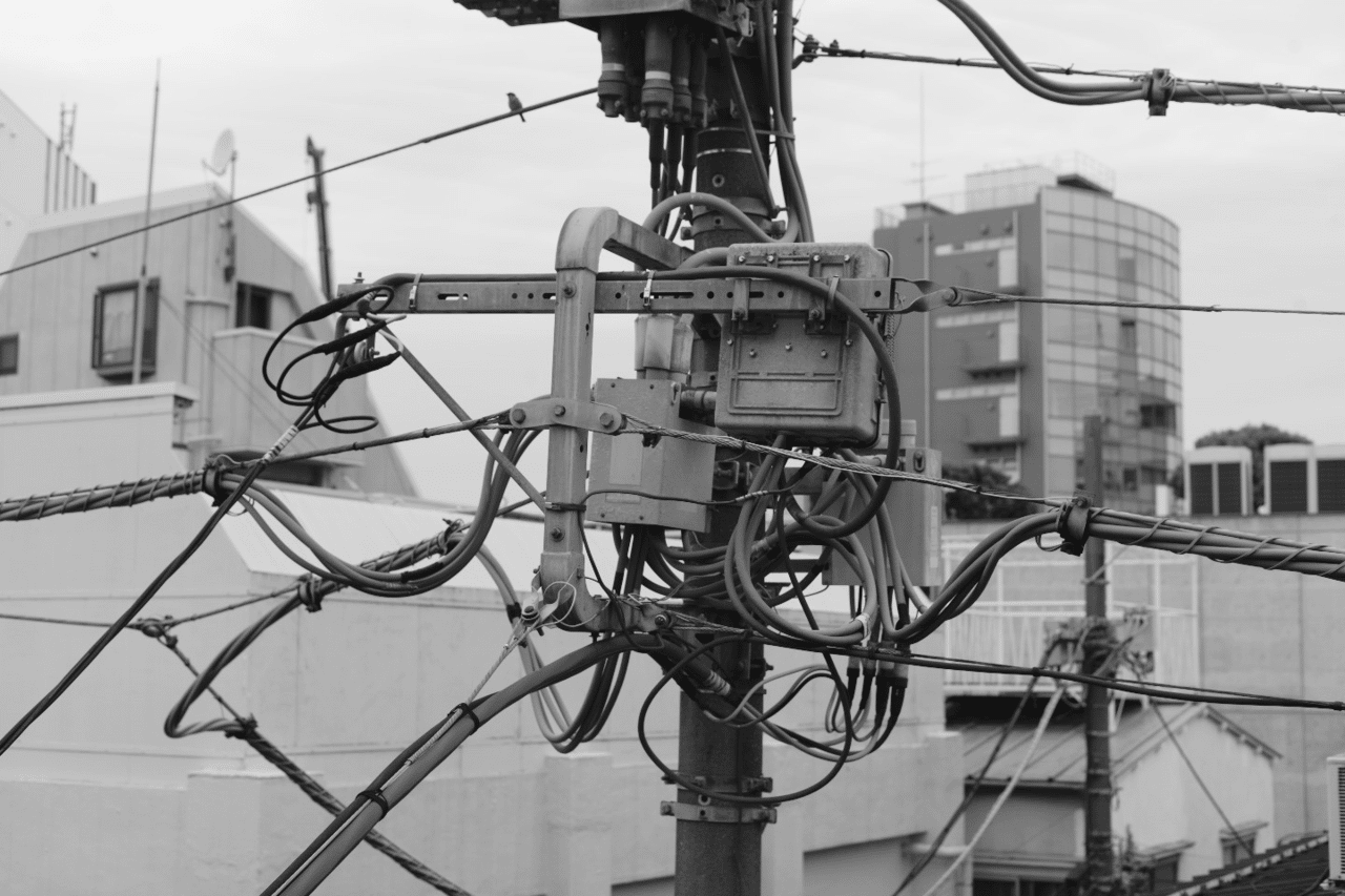 電柱の先にあるものはまた電柱なんだと 右を見て左を見て思った そう思うと どこまで続いているんだろうか どこまでという表現ではなく 終わりはどこなん だろうか と考える方が正しいのか そして電柱は何本ある 川口 展弘 Nobuhiro Kawaguchi Note 電柱の先にあるものはまた電柱なんだと 右を見て左を見て思った そう思うと どこまで続いているんだろうか どこまでという表現ではなく 終わりはどこなん だろうか と考える方が正しいのか そして電柱は何本ある 川口 展弘 Nobuhiro Kawaguchi Note
