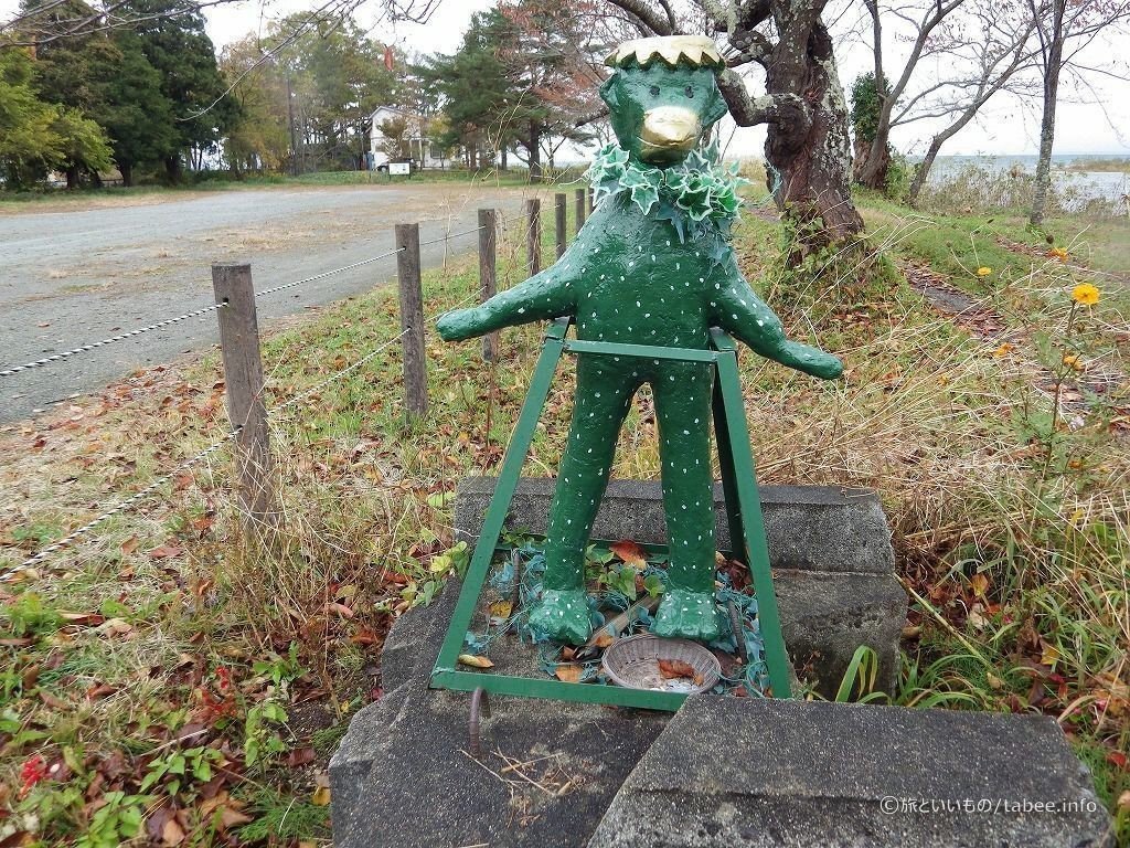 猪苗代湖の舟津公園駐車場脇の川沿いにいる水玉カッパ 旅といいもの Note