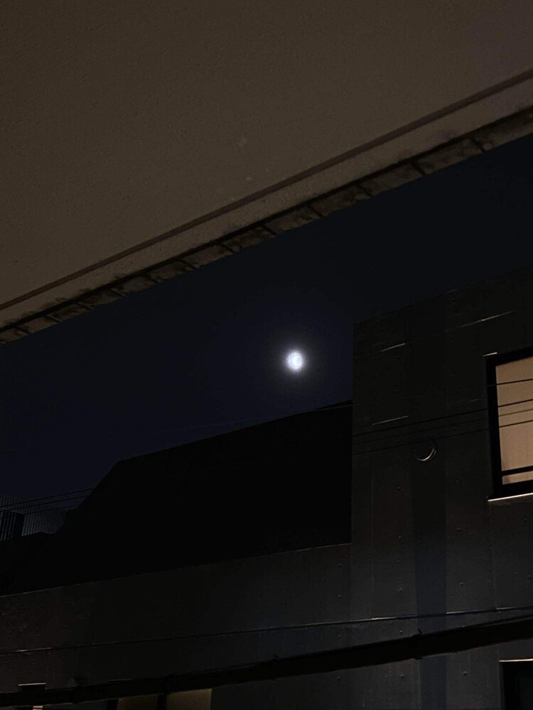 昨日の月食。欠けてるところは曇で見れなかったかど、満ちてる途中のは見れました。