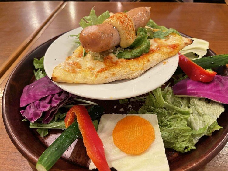 本日は飯田橋五叉路にある クオン さんにて、ピザドックと野菜スティックを頂きました。出て来てビックリ❗️お野菜タップリ❗️ピザ版ホットドックをかじりながら、シーザードレッシングで野菜スティックを摘みます。どちらも美味しい😊#神楽坂ランチ
