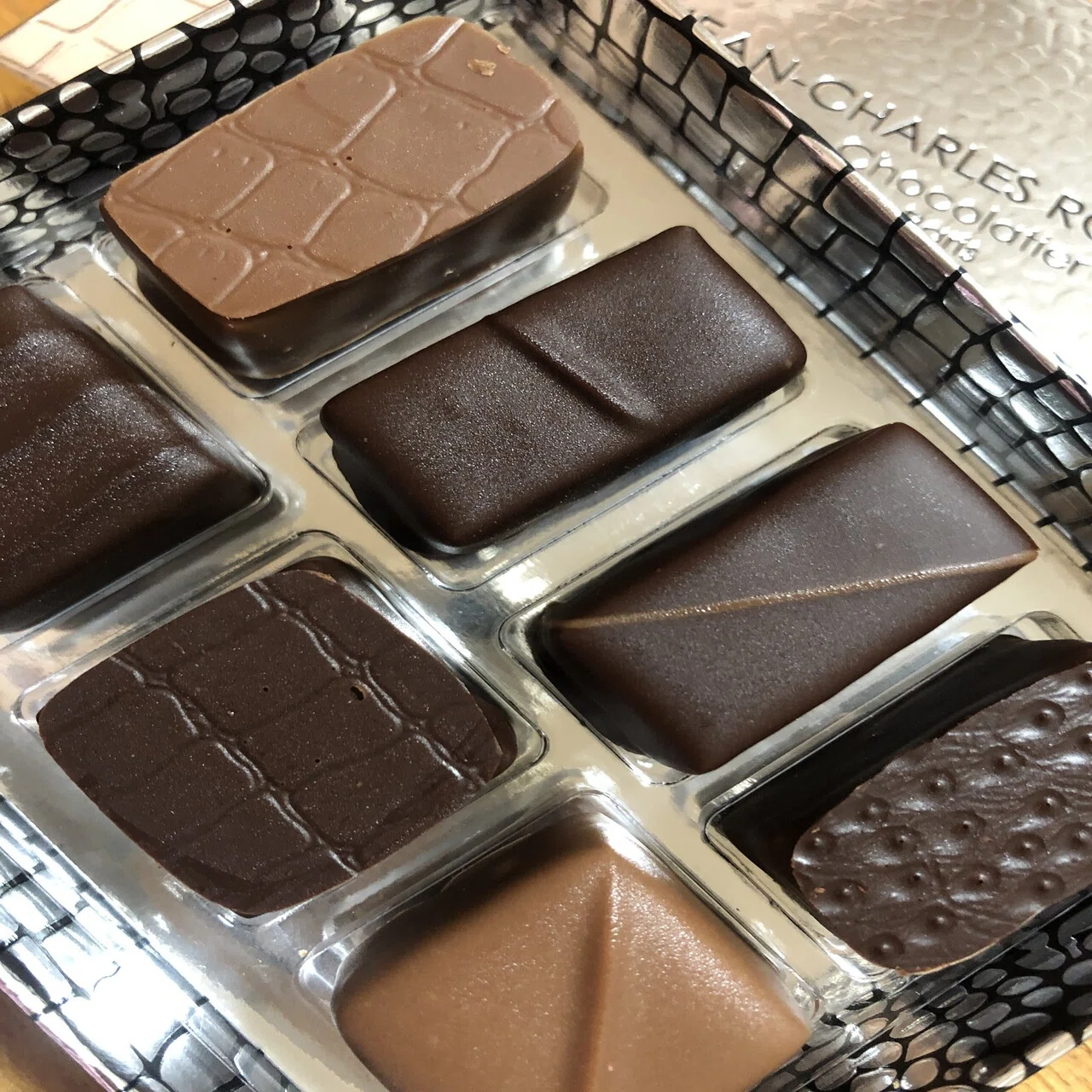 チョコ商品です 3時のおやつ。クロコダイルに包まれたジャン・シャルル・ロシュ―の