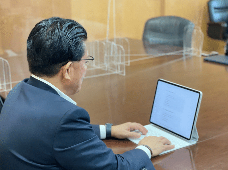 写真：平井卓也デジタル改革担当大臣がタブレット端末でnoteの記事を書いている