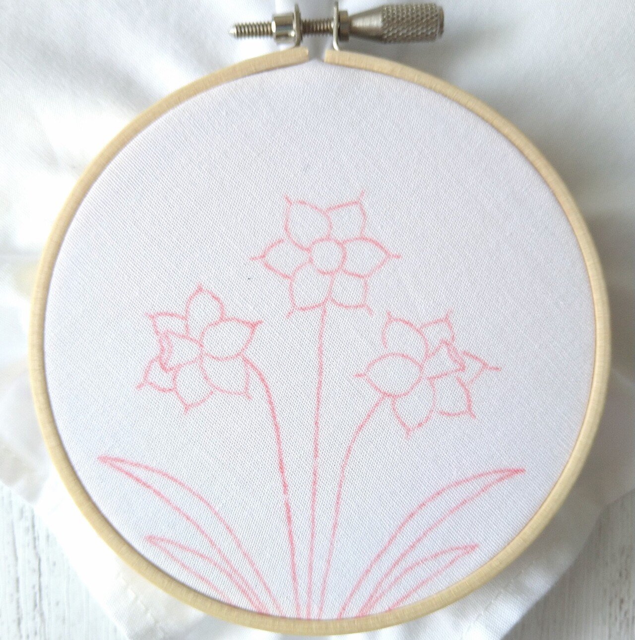 スイセンの花の刺繍ハンカチキットを作ろう* ステップ2 〜スイセンの