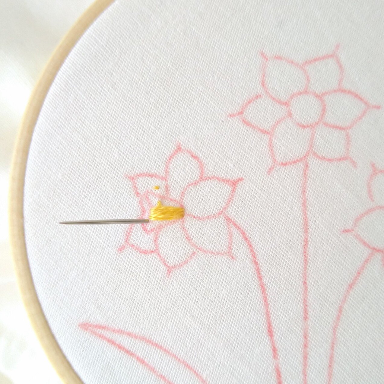 スイセンの花の刺繍ハンカチキットを作ろう ステップ2 スイセンの刺繍1 Apostrophe S 刺繍雑貨作家 Note