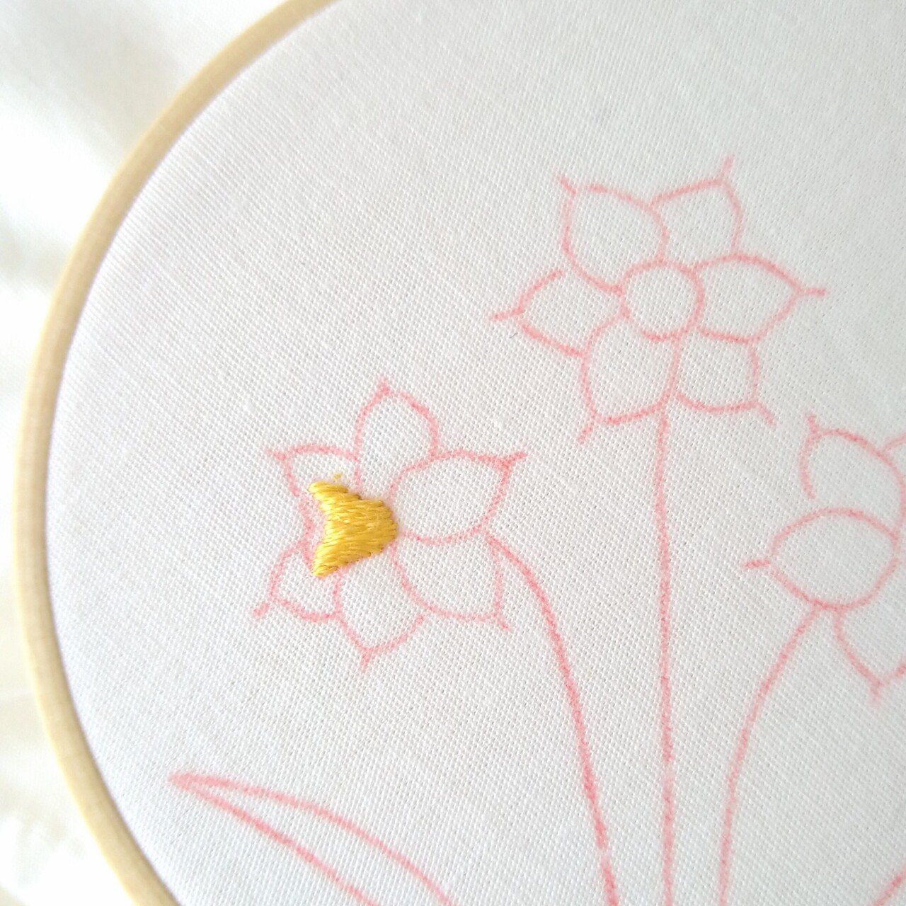 スイセンの花の刺繍ハンカチキットを作ろう* ステップ2 〜スイセンの