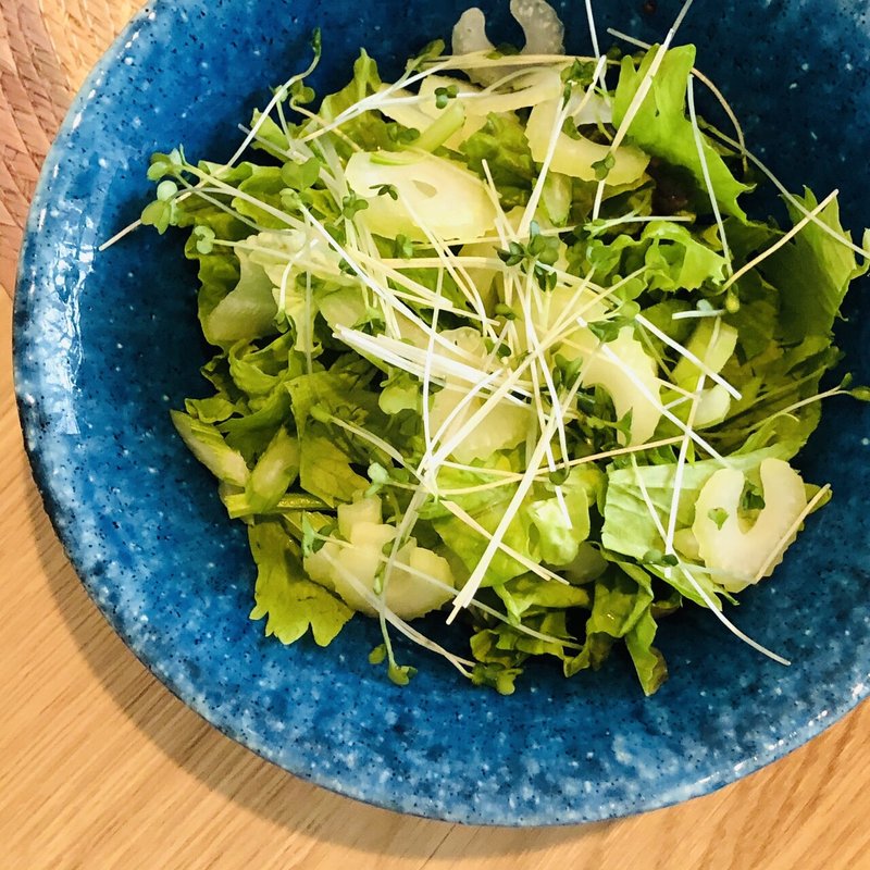 ソースものにはスッキリセロリとスプラウトのサラダ 21 05 28 Kamai サラダがすき Note