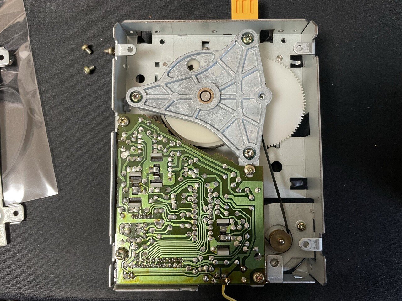 ディスクシステムのベルト交換(ツインファミコン編)|窓際SE ディスクシステムのベルト交換(ツインファミコン編)|窓際SE