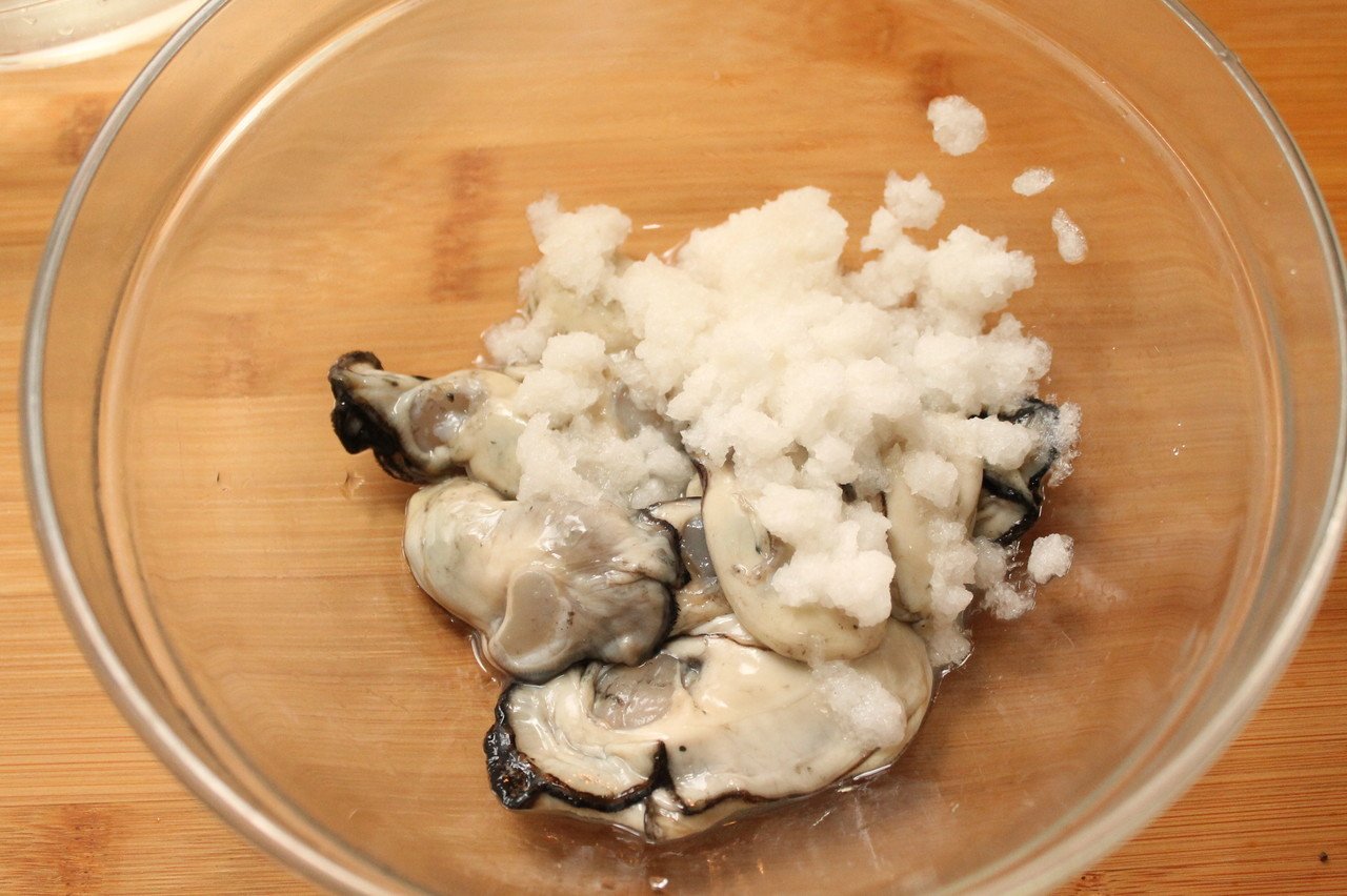 牡蠣の洗い方比較 片栗粉と大根おろし 樋口直哉 Travelingfoodlab Note 牡蠣の洗い方比較 片栗粉と大根おろし 樋口直哉 Travelingfoodlab Note