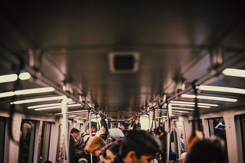 電車・混雑・立っている・人々