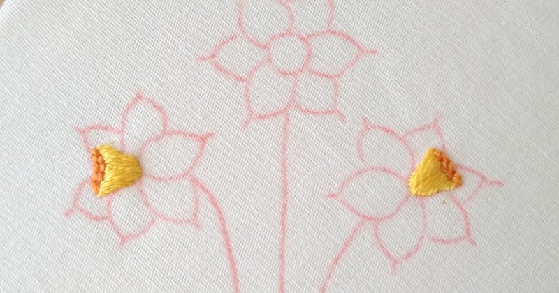 *スイセンの花の刺繍ハンカチキットを作ろう*　ステップ3　〜スイセンの刺繍2〜