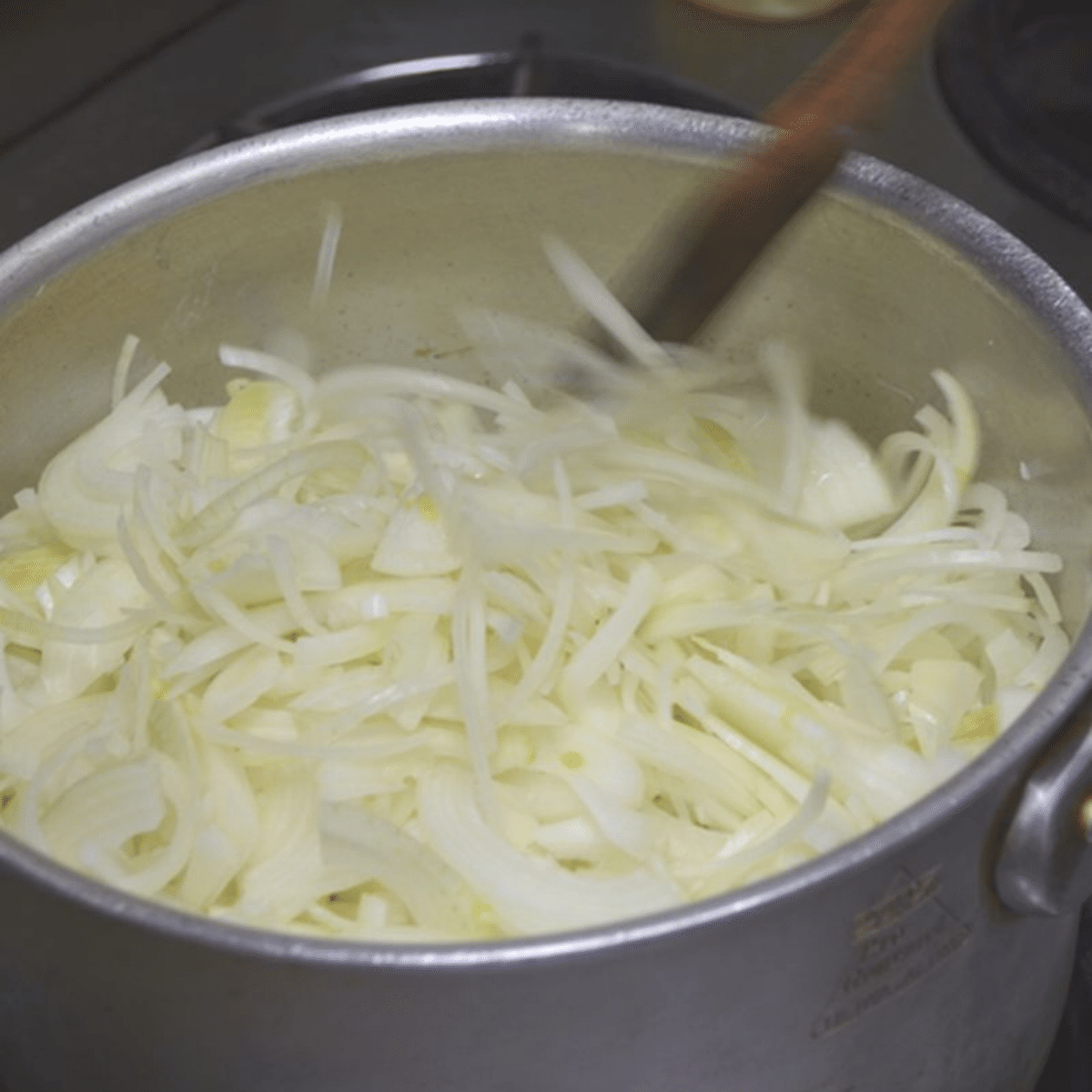 じっくりコトコト煮込む濃厚トマトソース (1)