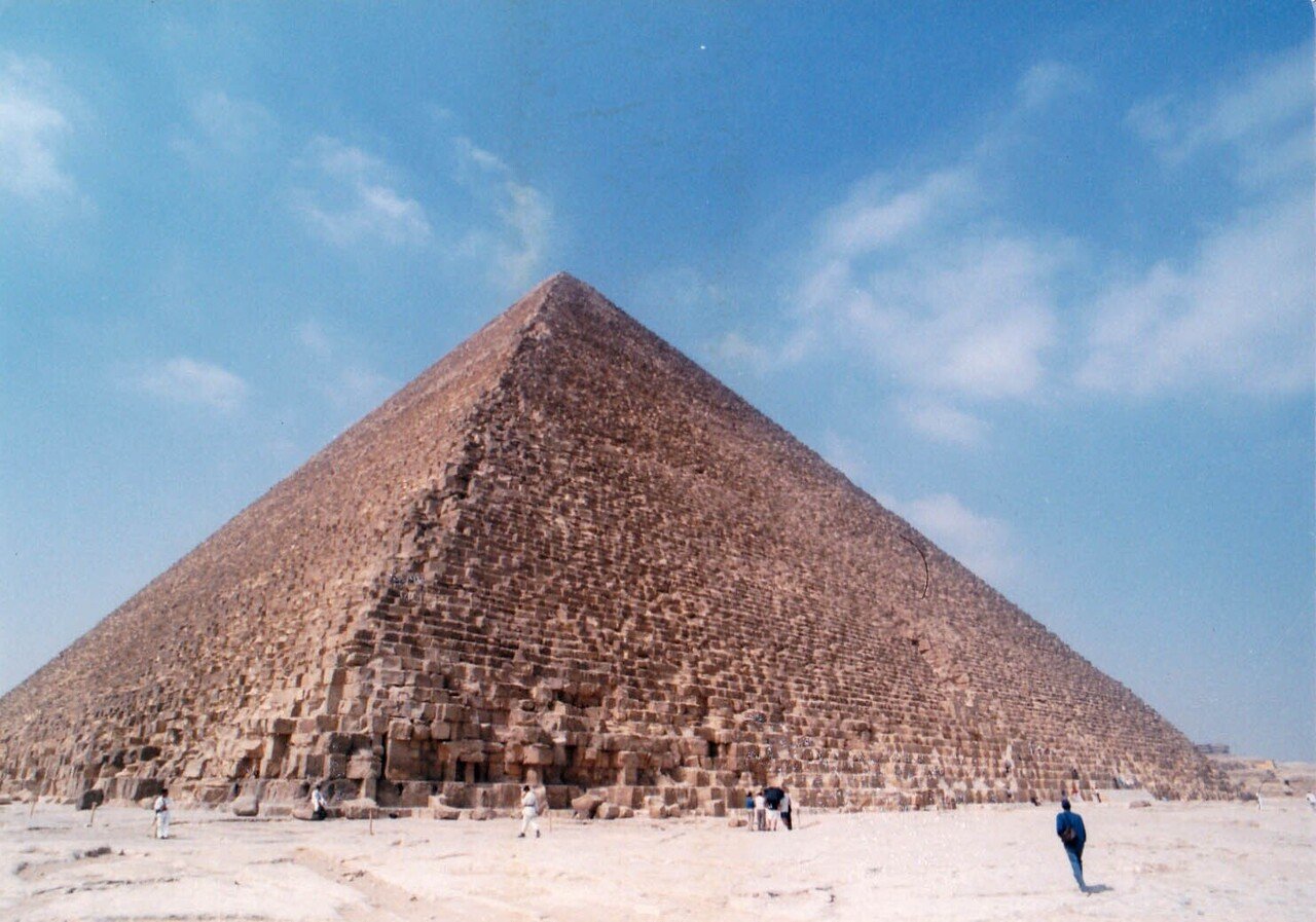 幸福を呼ぶピラミッド 長年憧れたピラミッドへ。墓地で暮らす貧しい人々『死者の町』を彷徨い