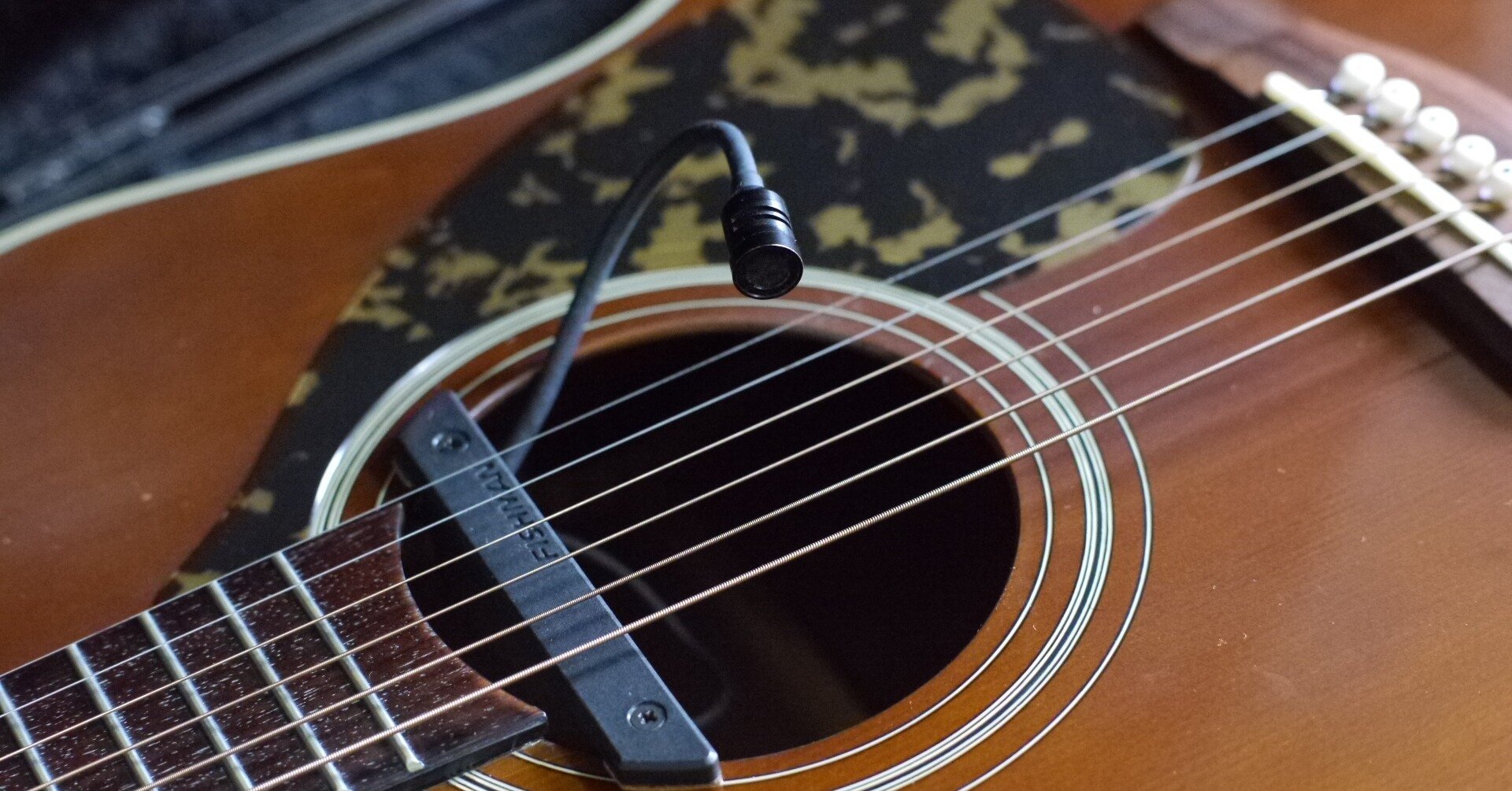 中からマイクがニョキッと。コンデンサーマイクとピックアップの音を