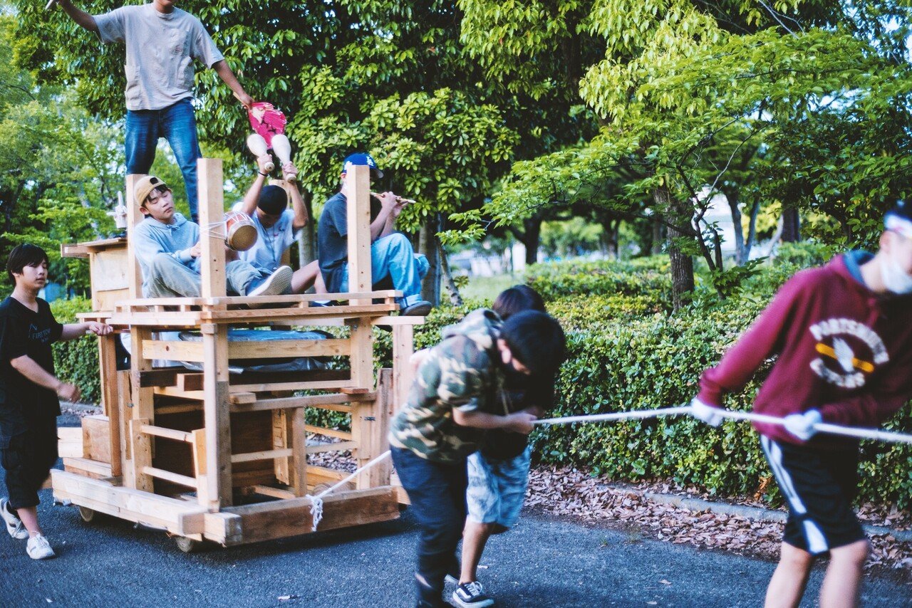 岸和田だんじり祭り--手作り地車でトレーニングする少年達